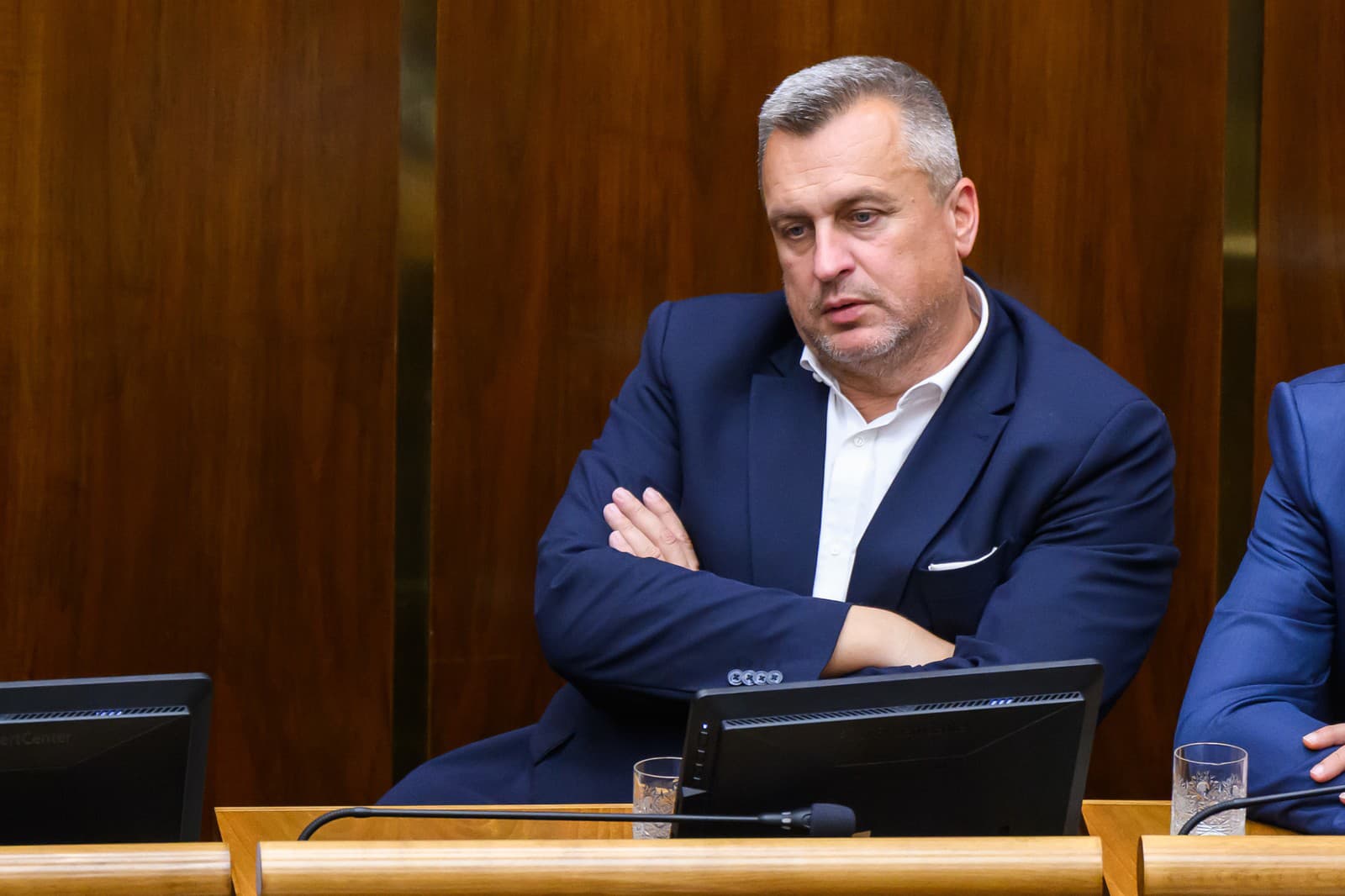 Parlament nakoniec PRETLAČIL konsolidačný