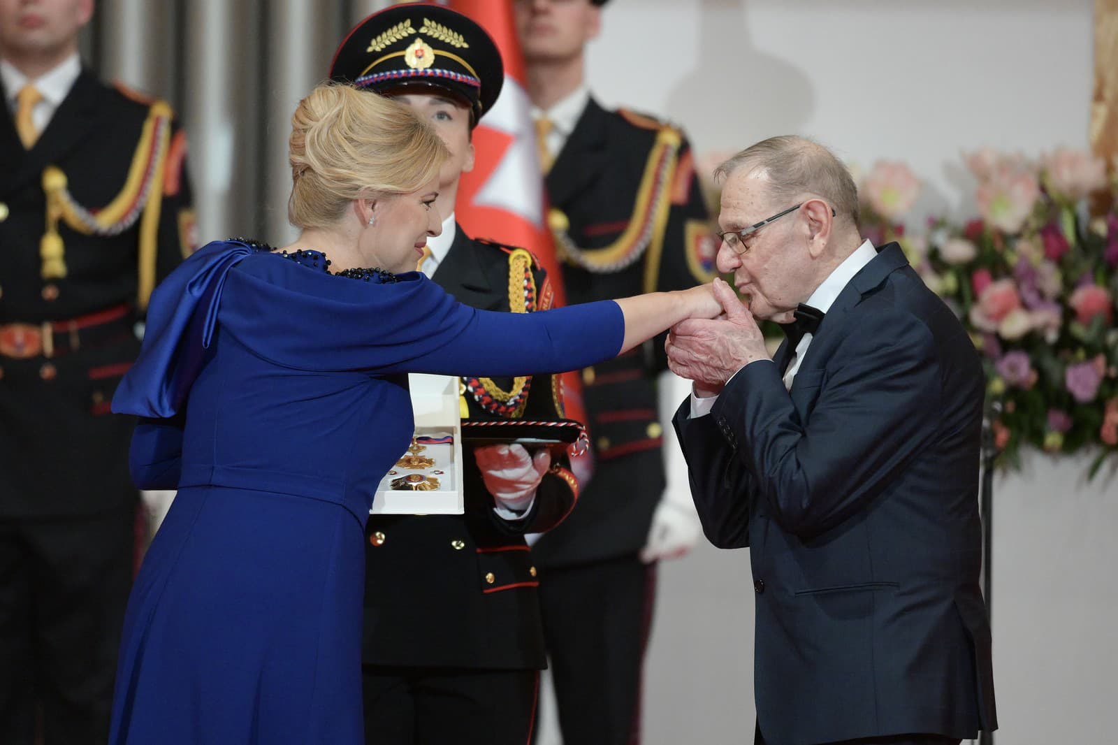 Na snímke vľavo prezidentka SR Zuzana Čaputová a vpravo sochár Juraj Bartusz.