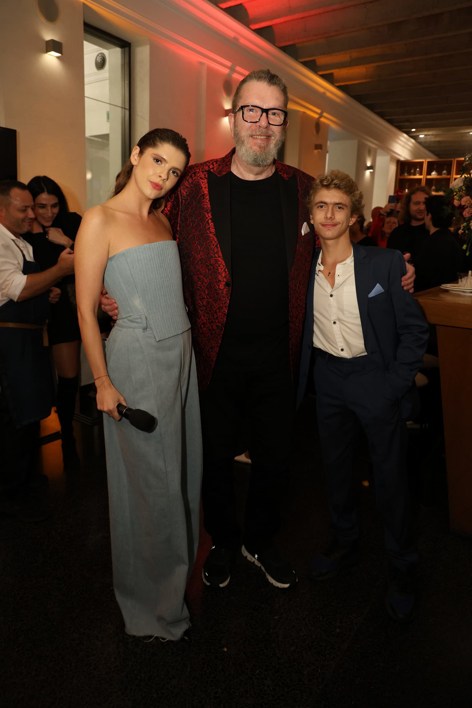 Krst nového albumu Richarda Müllera. Na snímke Richard Müller s deťmi