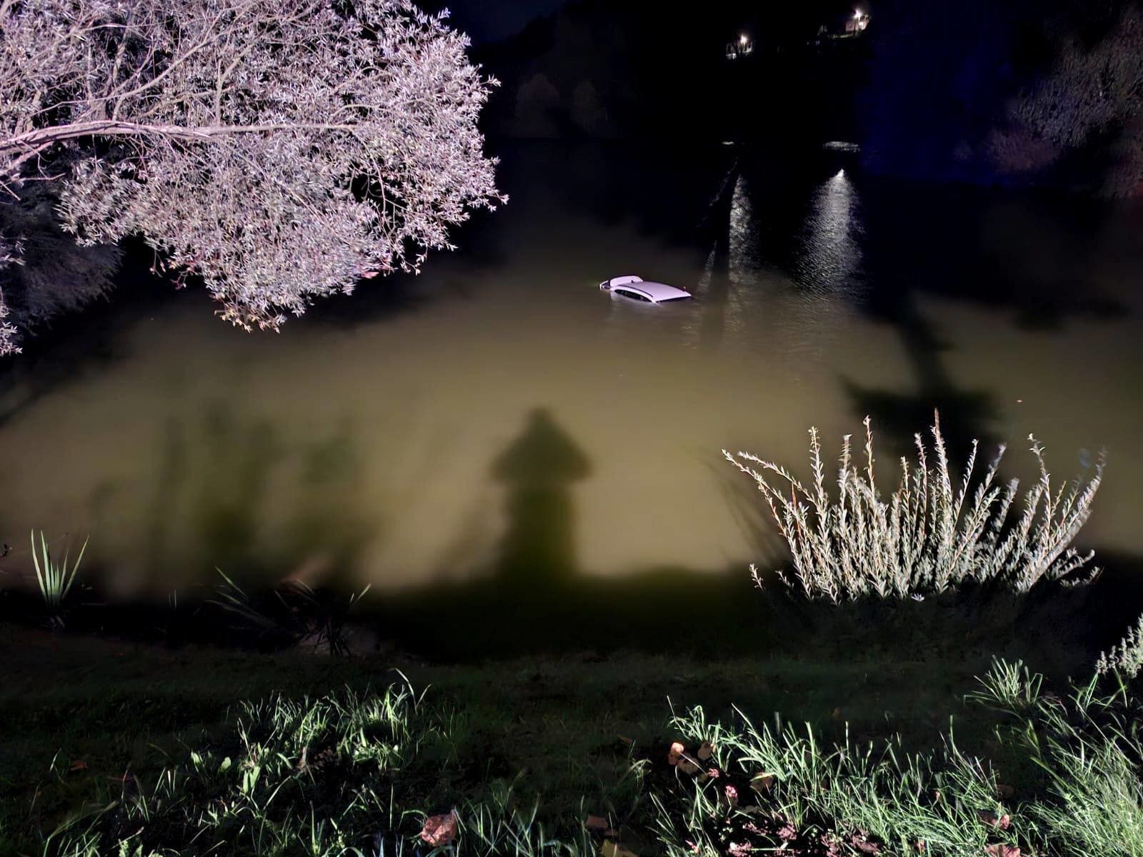 V rybníku skončilo osobné motorové vozidlo v mestskej časti Žiliny Brodno