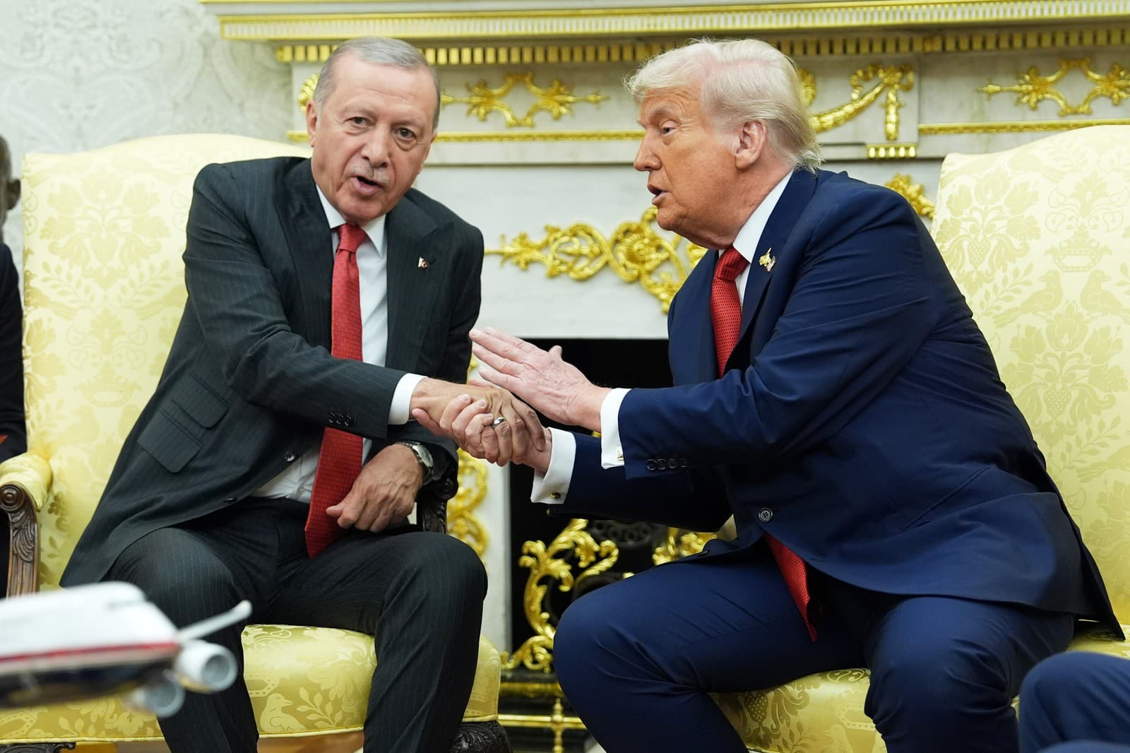 Prezident Donald Trump (sprava) na stretnutí s tureckým prezidentom Recepom Tayyipom Erdoganom v Oválnej pracovni Bieleho domu vo Washingtone