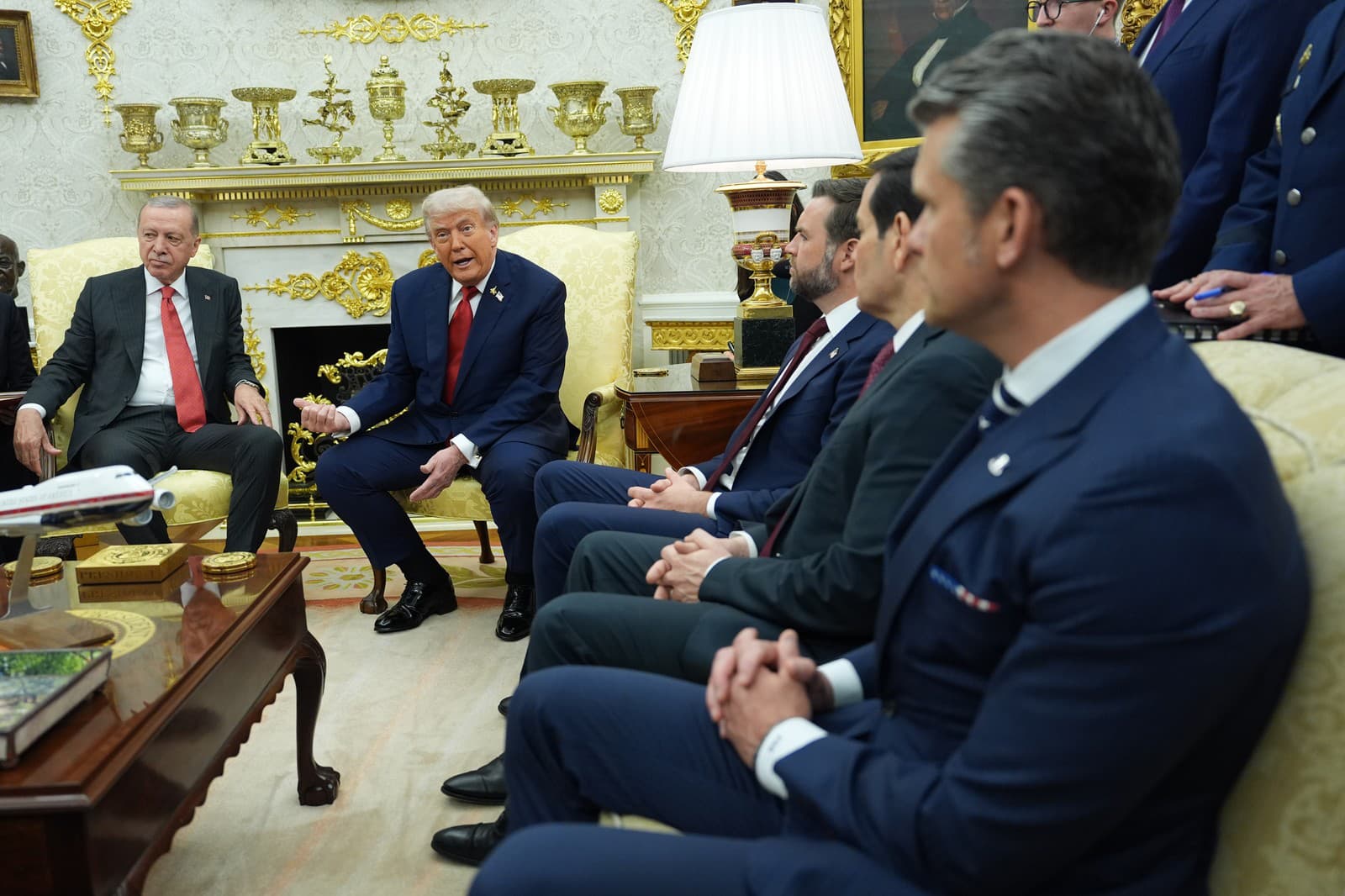 Prezident Donald Trump (sprava) na stretnutí s tureckým prezidentom Recepom Tayyipom Erdoganom v Oválnej pracovni Bieleho domu vo Washingtone