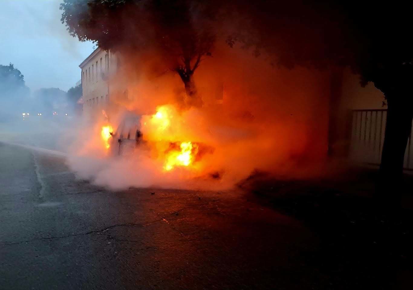 Požiar osobného automobilu v Skalici