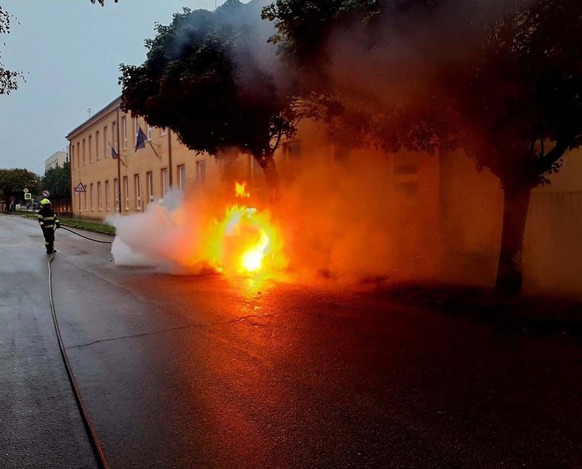 Požiar osobného automobilu v Skalici