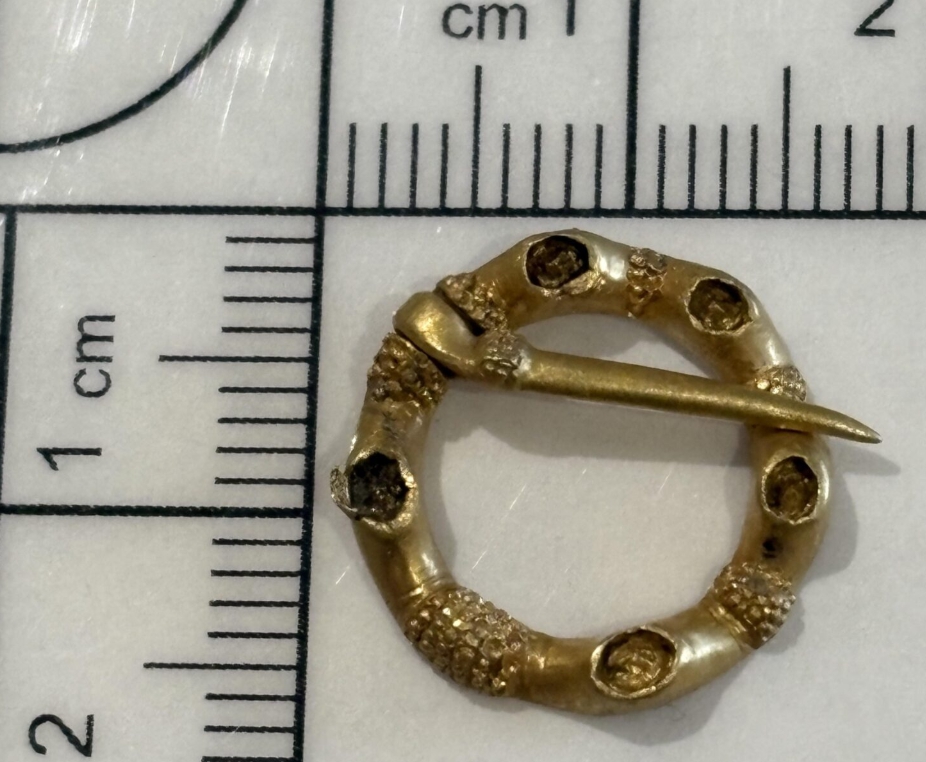 Amatérsky hľadač objavil raritnú brošňu zo 13. storočia.