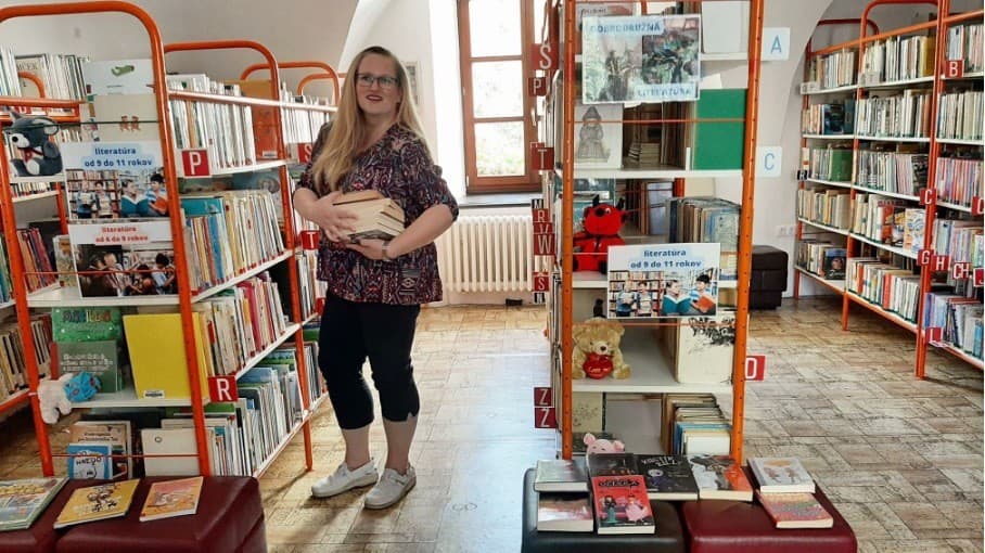 V Bojniciach nemajú možnosť uskladniť všetky knihy, ktoré im čitatelia prinášajú, preto je podľa Lenky Šagátovej Knihobot skvelá možnosť, ako posunúť knihy z domácej knižnice ďalším čitateľom a popri tom si aj niečo zarobiť. 