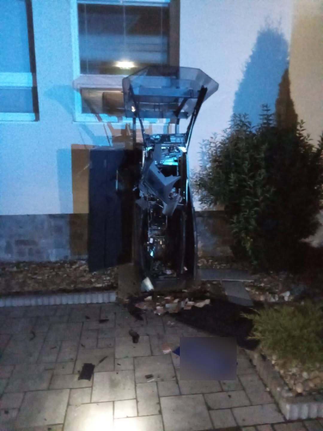 Polícia vyšetruje výbuch bankomatu v Novoti