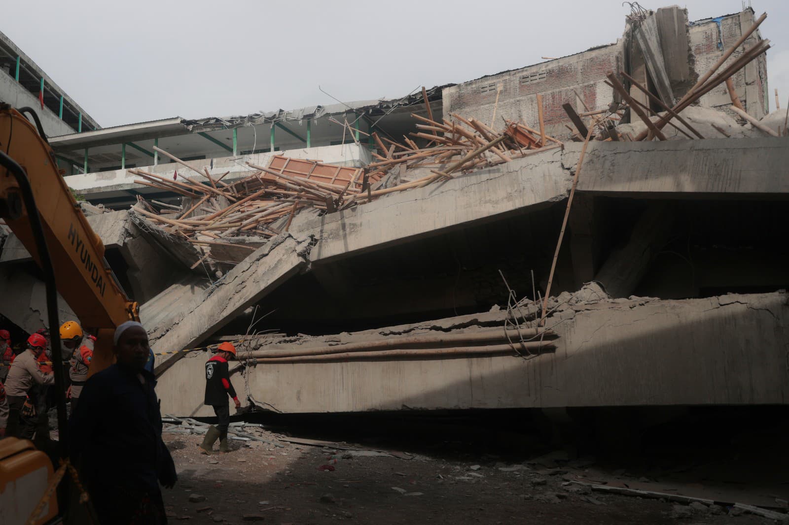 záchranári pátrajú po obetiach