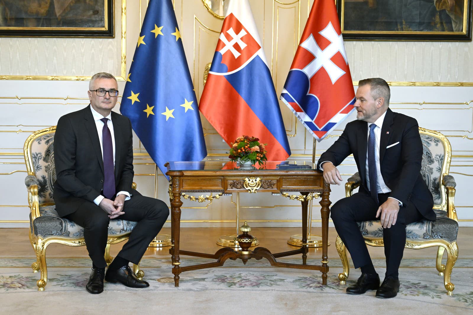 Prezident SR Peter Pellegrini (vpravo) a predseda Ústavného súdu SR Ivan Fiačan (vľavo)