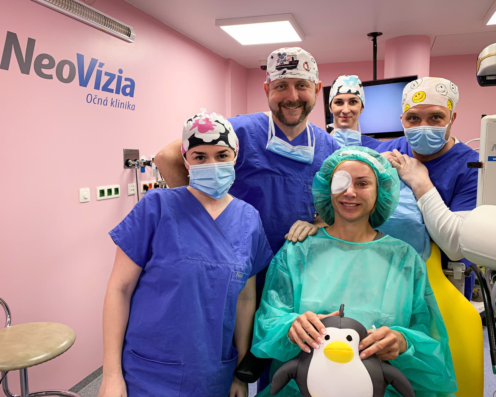 Zora Czoborová po operácii s tímom lekárov z Očnej kliniky NeoVízia.