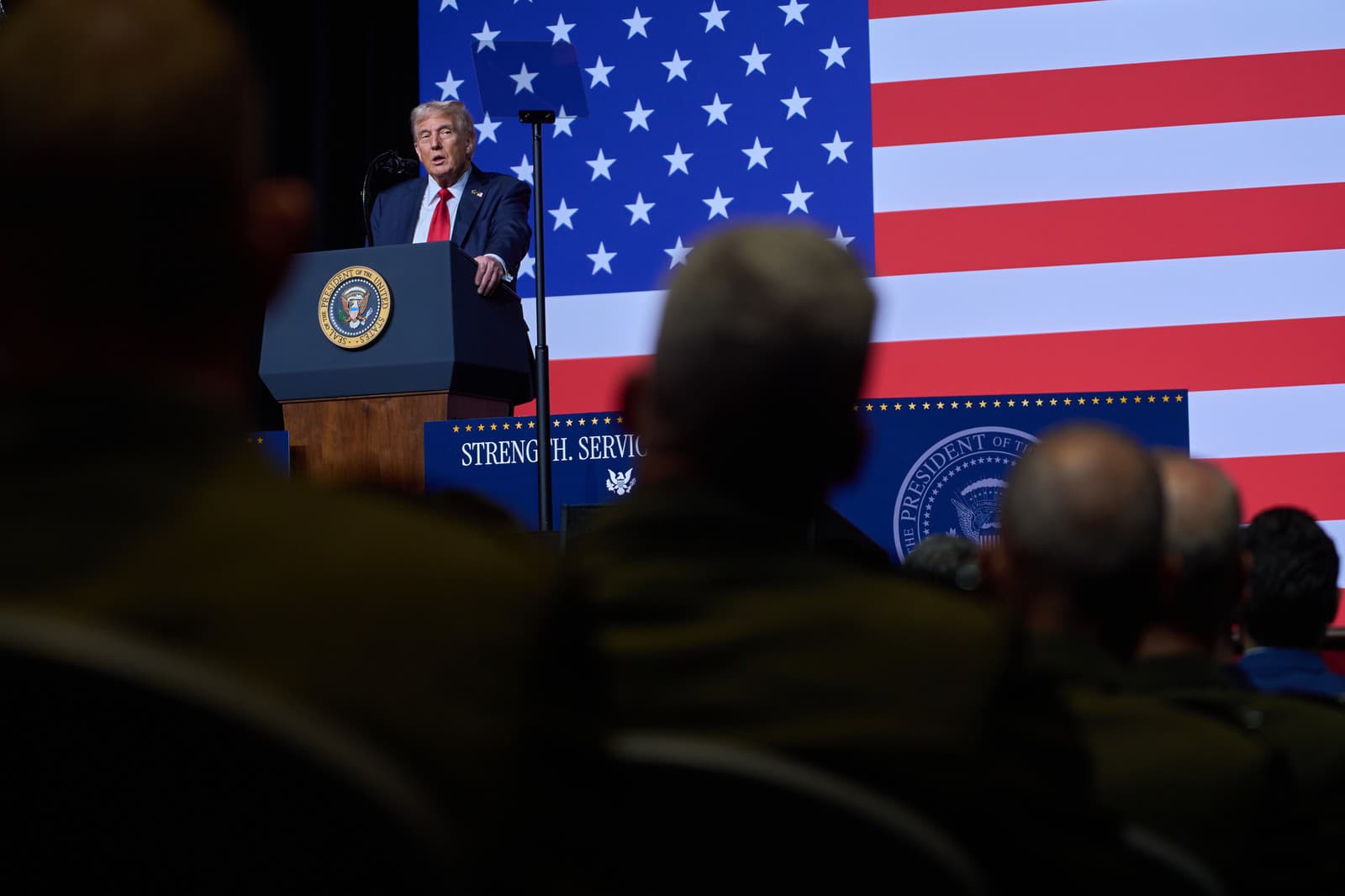 Donald Trump a Pete Hegseth na stretnutí s genrálmi