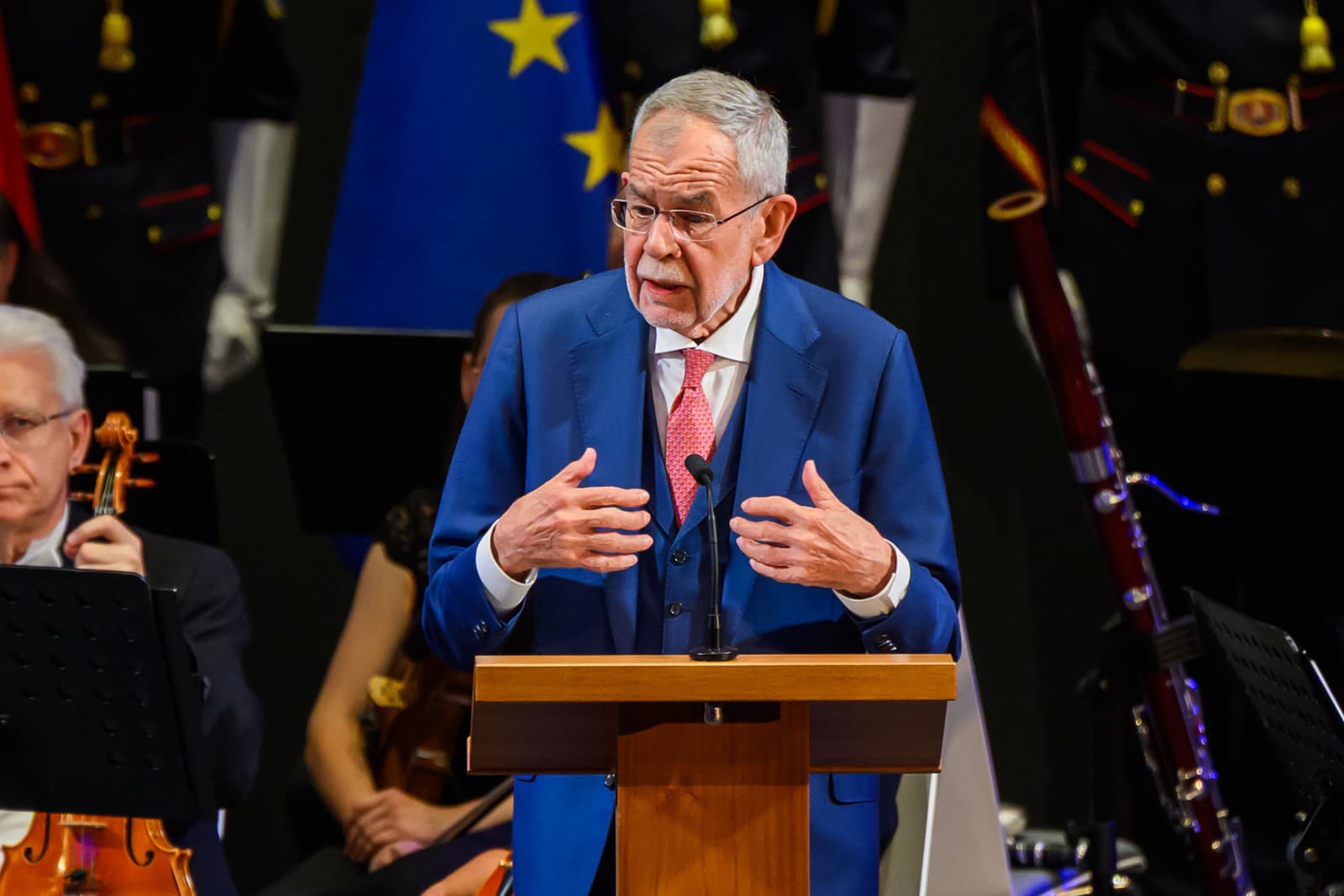 Rakúsky prezident Alexander van Der Bellen počas otvorenia výstavy