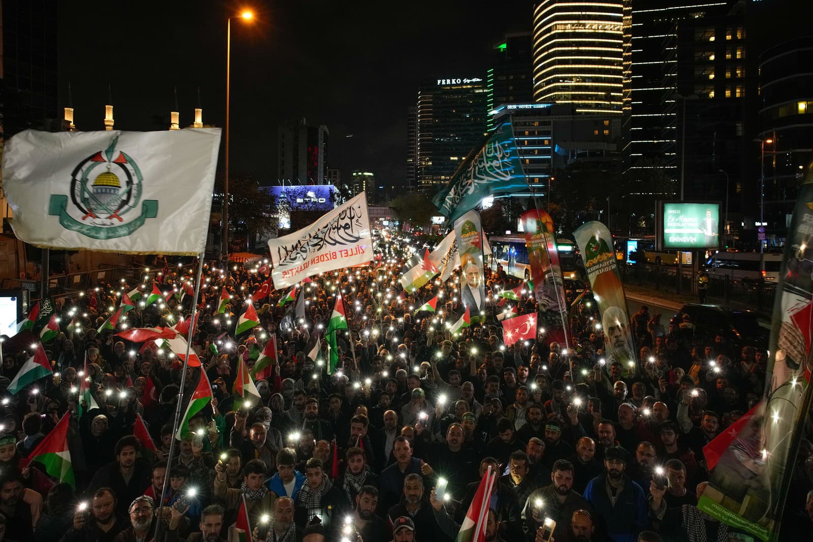 protest v Istanbule pred izraelským konzulátom proti zásahu izraelského námorníctva voči flotile smerujúcej do Gazy