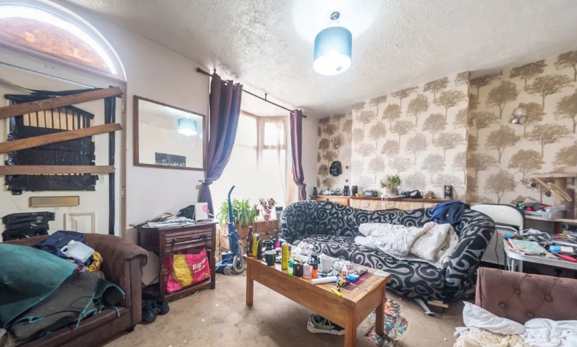 Navonok bežný dom skrýva desivé tajomstvo.