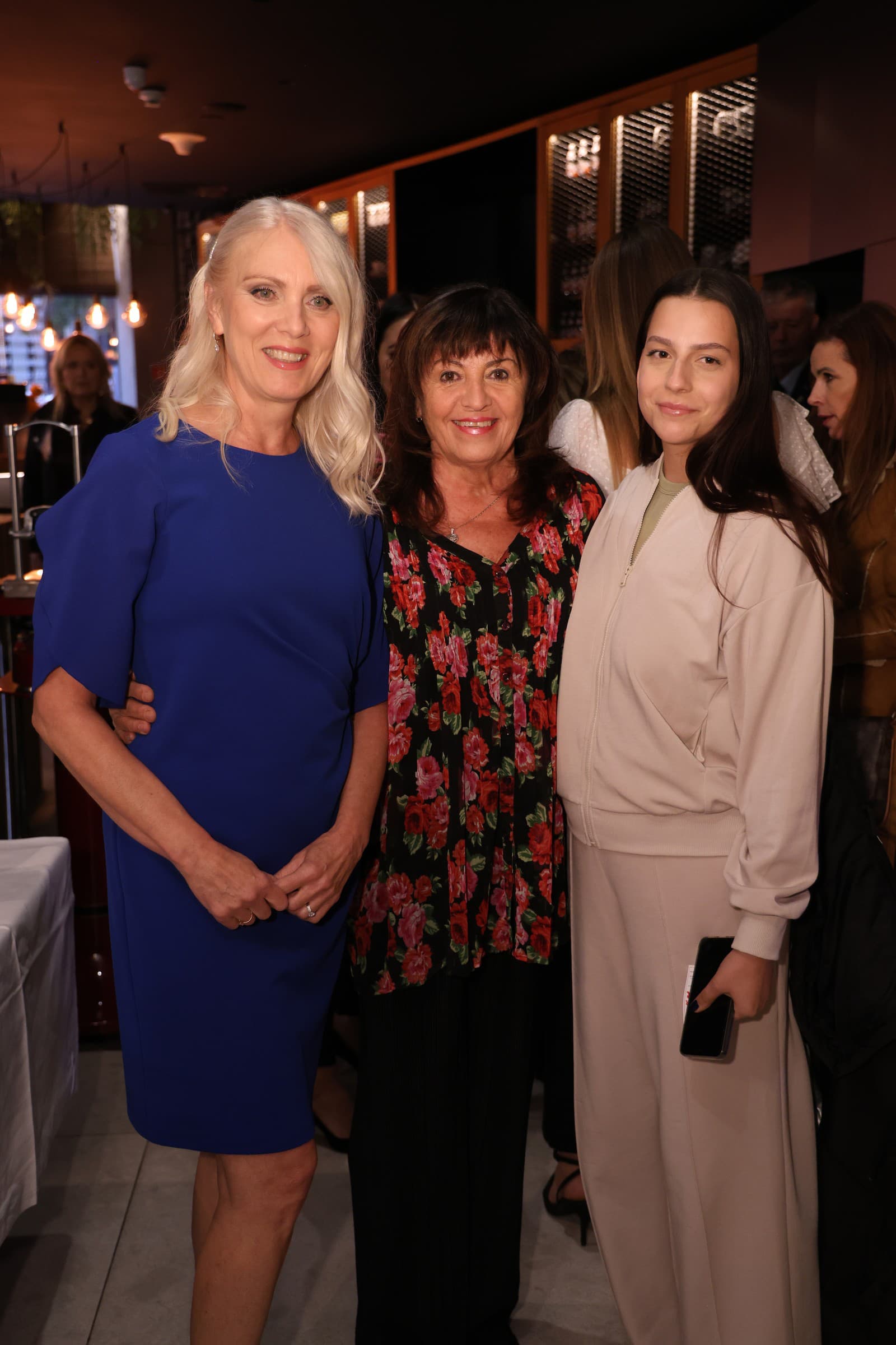 Krst knihy Igora Kmeťa. Na snímke Michaela Marienková (v strede)