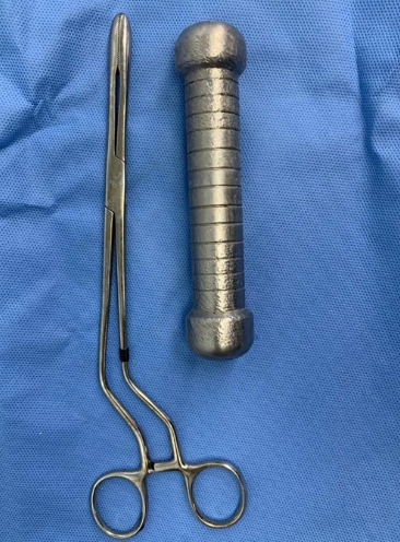 Muž si strčil činku do zadku!