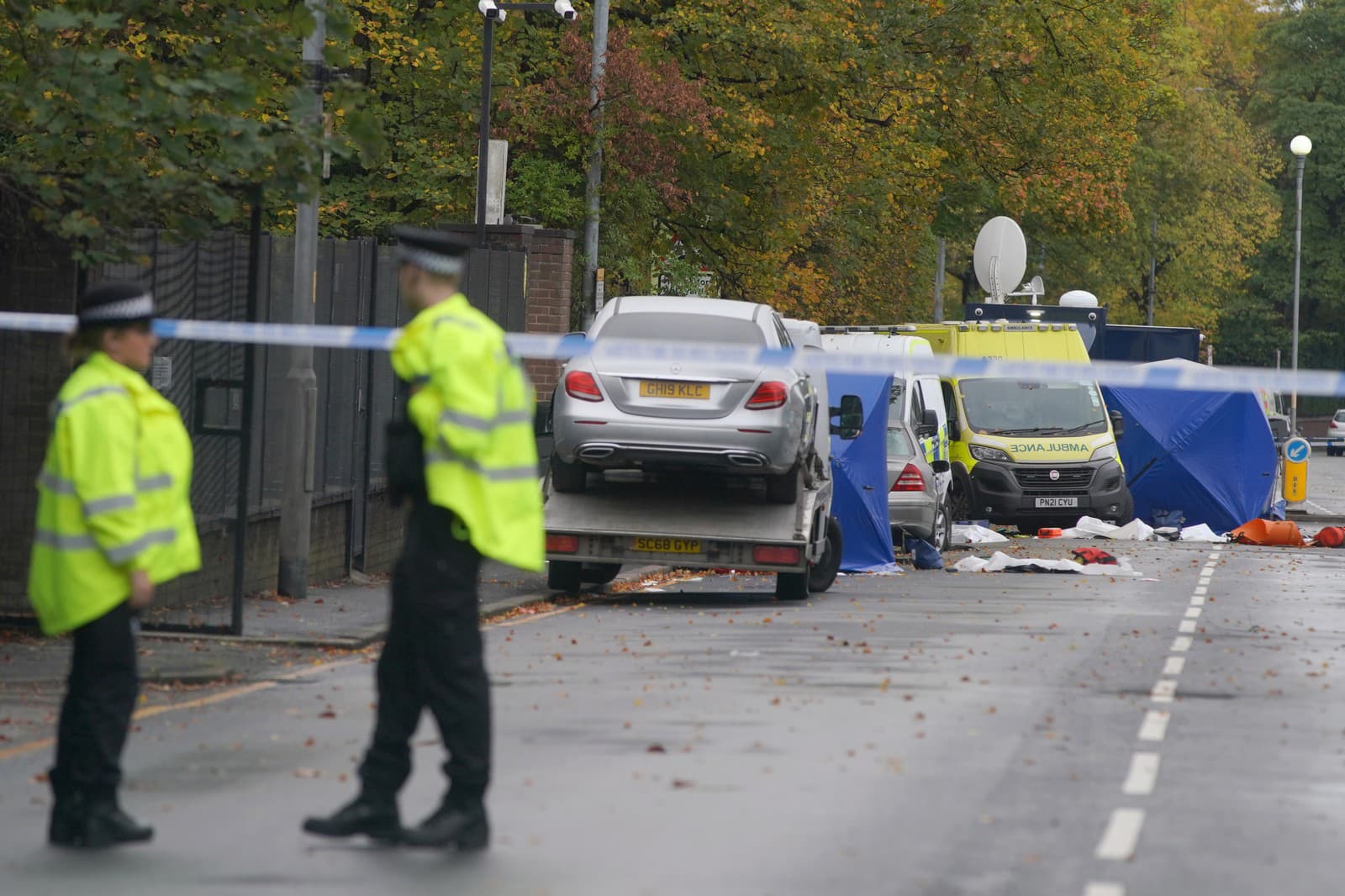 policajti na mieste štvrtkového útoku v synagóge