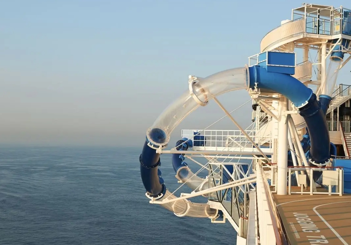 Tobogan Ocean Loops je adrenalínová atrakcia.