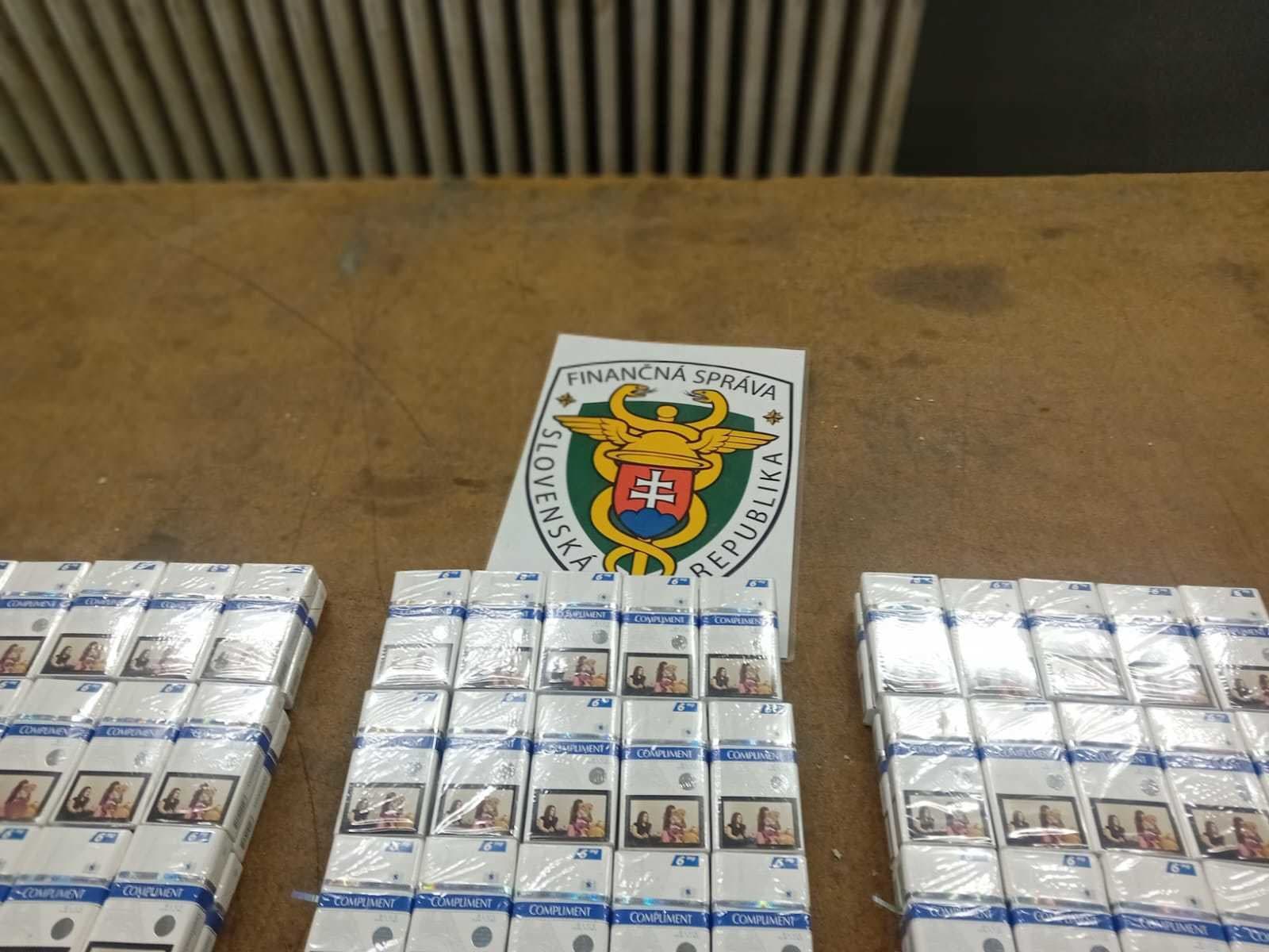 Colníci na východnej hranici našli cigarety ukryté v aute aj alkohol v autobuse