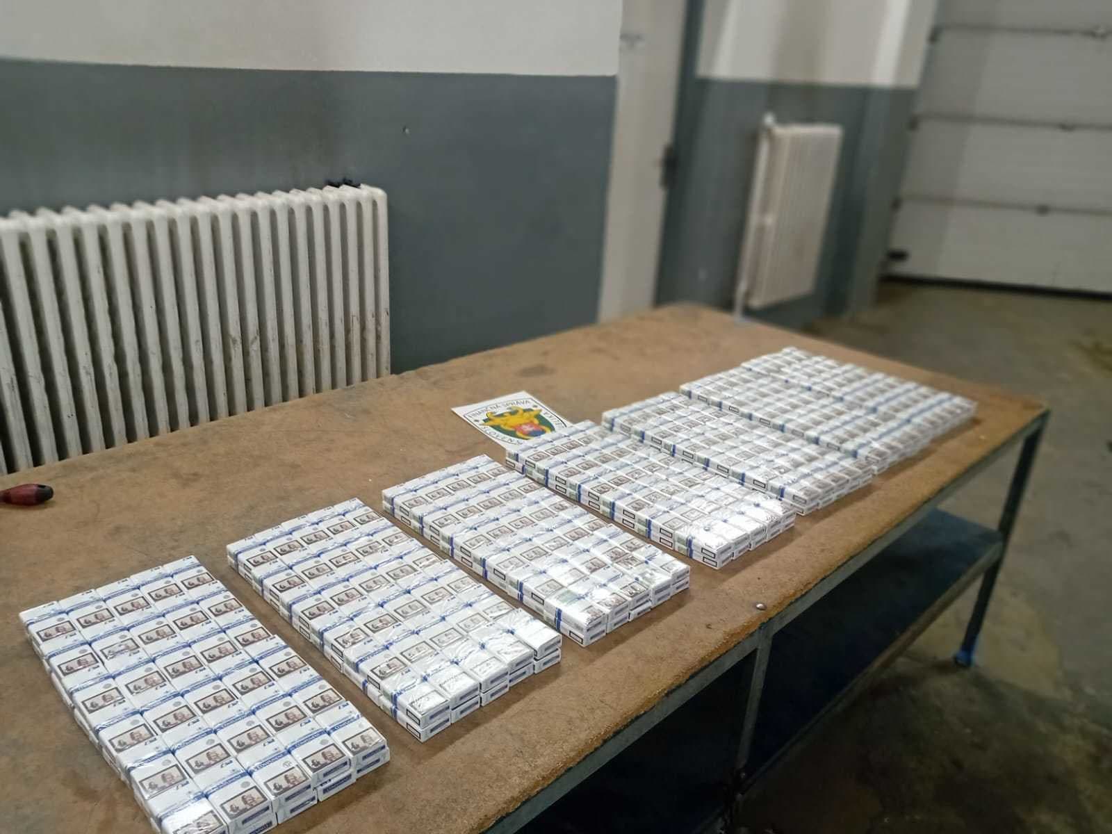 Colníci na východnej hranici našli cigarety ukryté v aute aj alkohol v autobuse