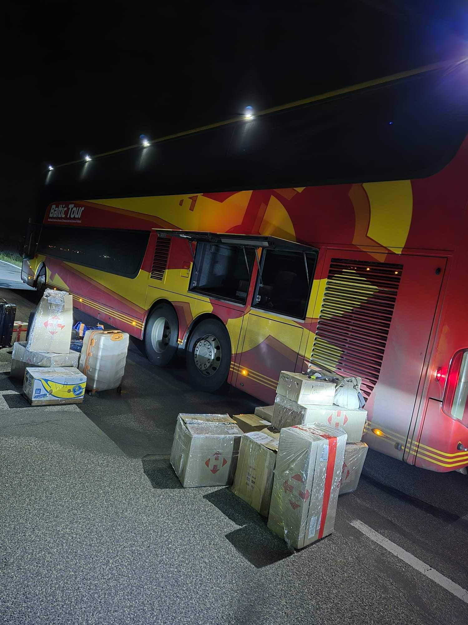 Colníci na východnej hranici našli cigarety ukryté v aute aj alkohol v autobuse