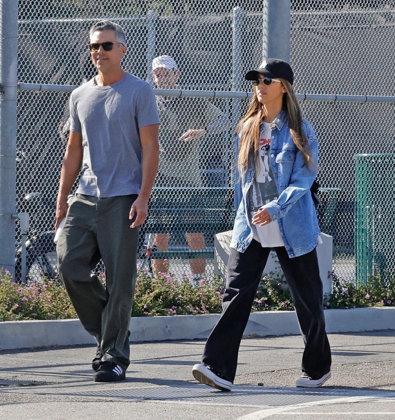 Neskôr Cash zavolal Jessicu do parku na krátky rozhovor. 