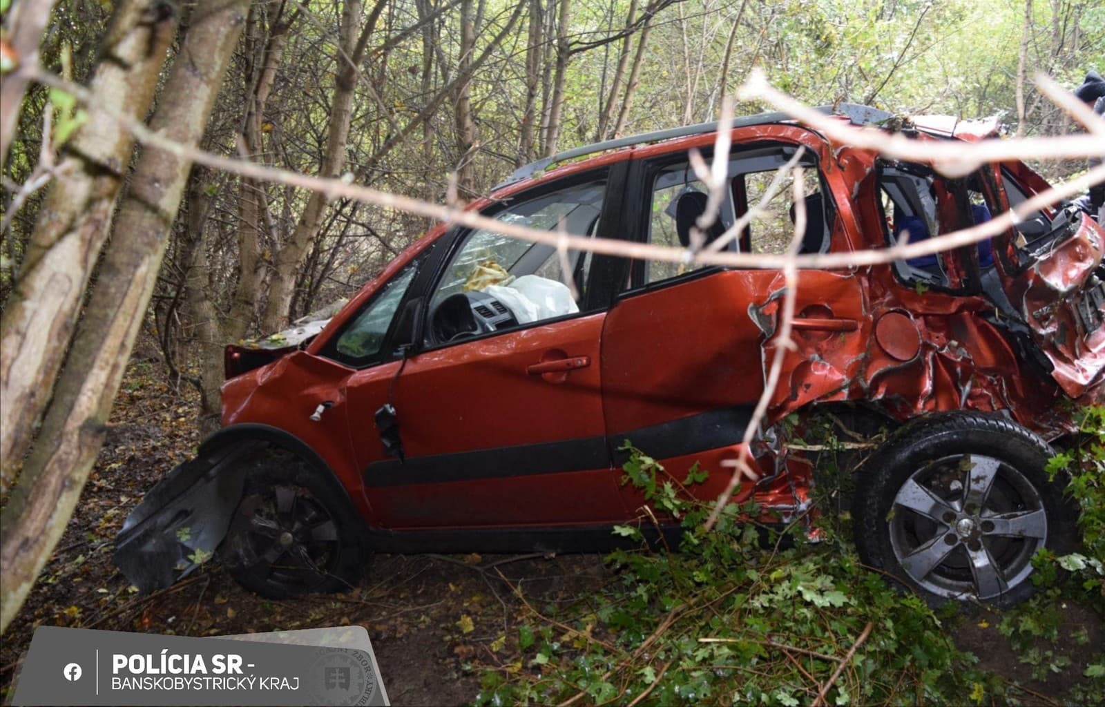 Auto sa zrútilo strmým zrázom, vodič ani spolujazdec nehodu neprežili