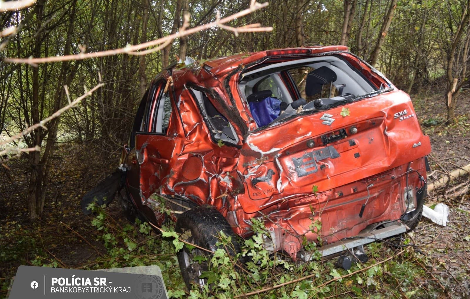 Auto sa zrútilo strmým zrázom, vodič ani spolujazdec nehodu neprežili
