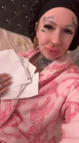 Mama štyroch detí si pochutnáva na papieri namiesto sladkostí.