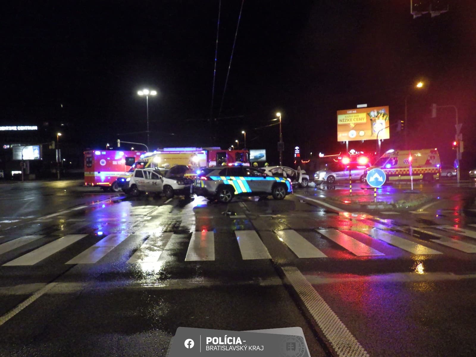dopravná nehoda na frekventovanej križovatke v Bratislave