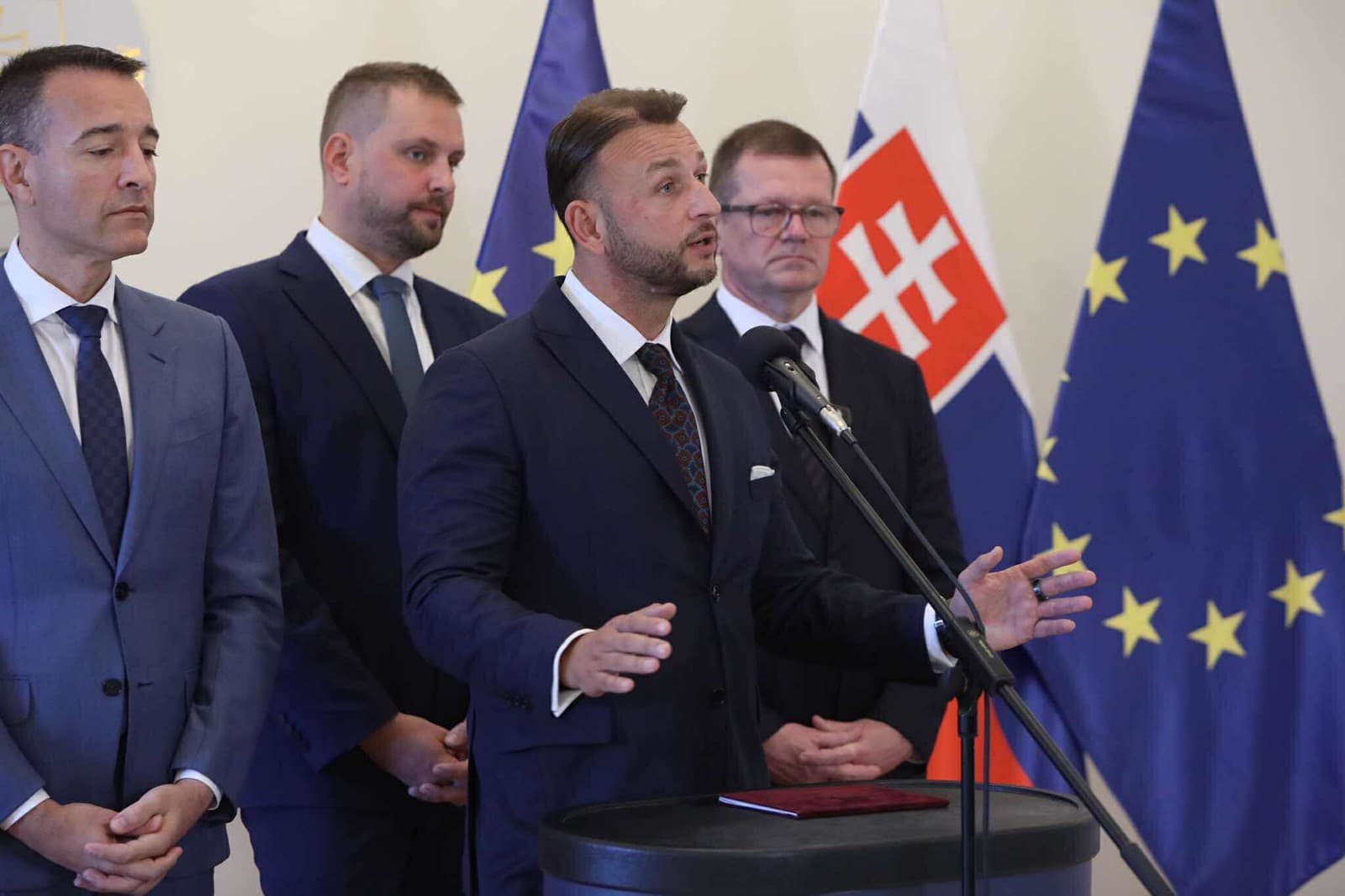 Šutaj Eštok posiela ostrý