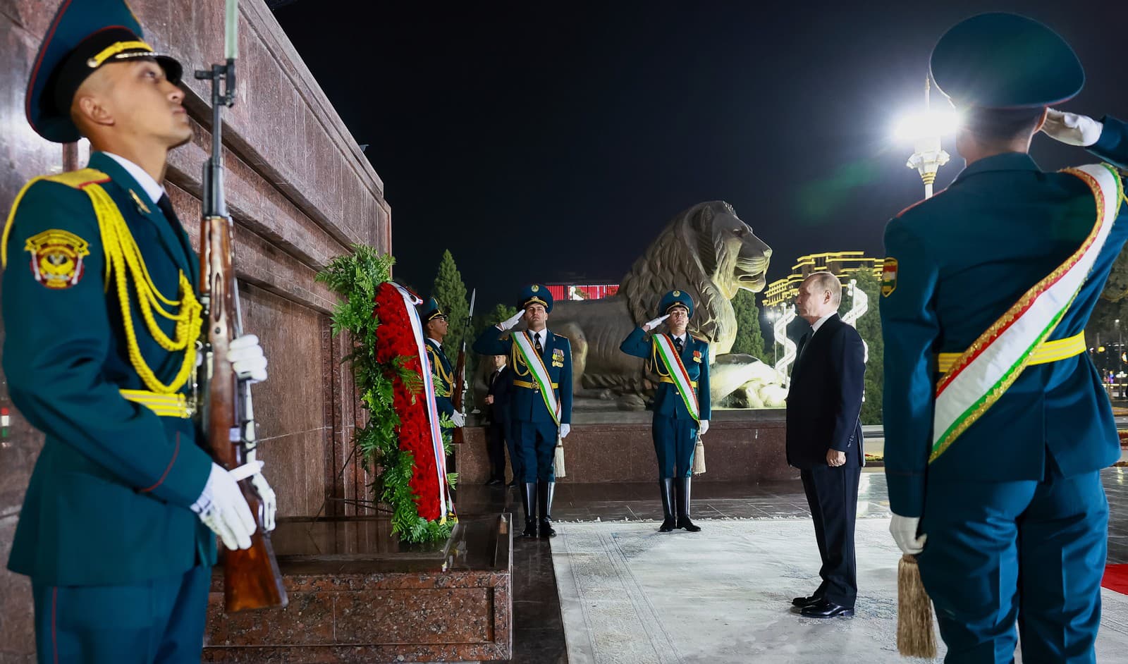 Ruský prezident Vladimir Putin sa zúčastnil slávnostného kladenia vencov k pamätníku Ismoila Somoniho na námestí Dousti v Dušanbe.