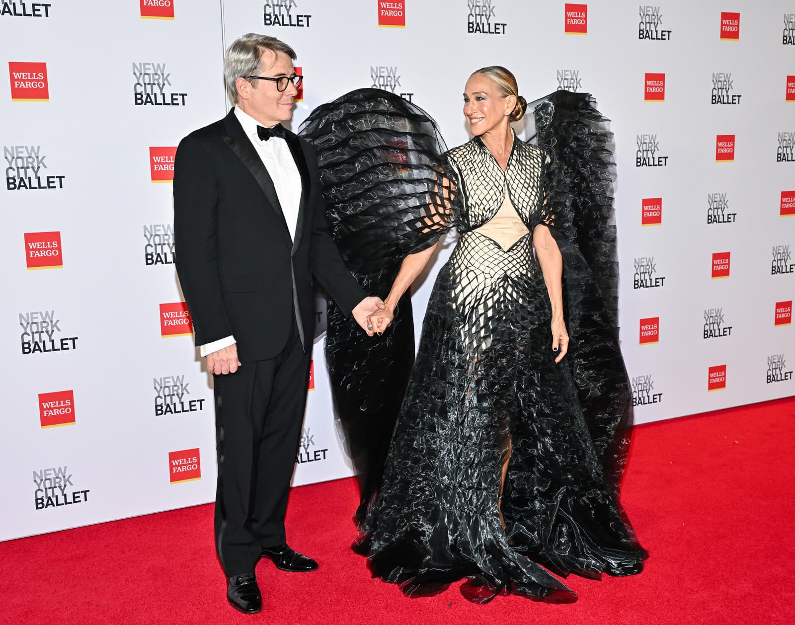 Vykúkajúce prsia, obrovské krídla