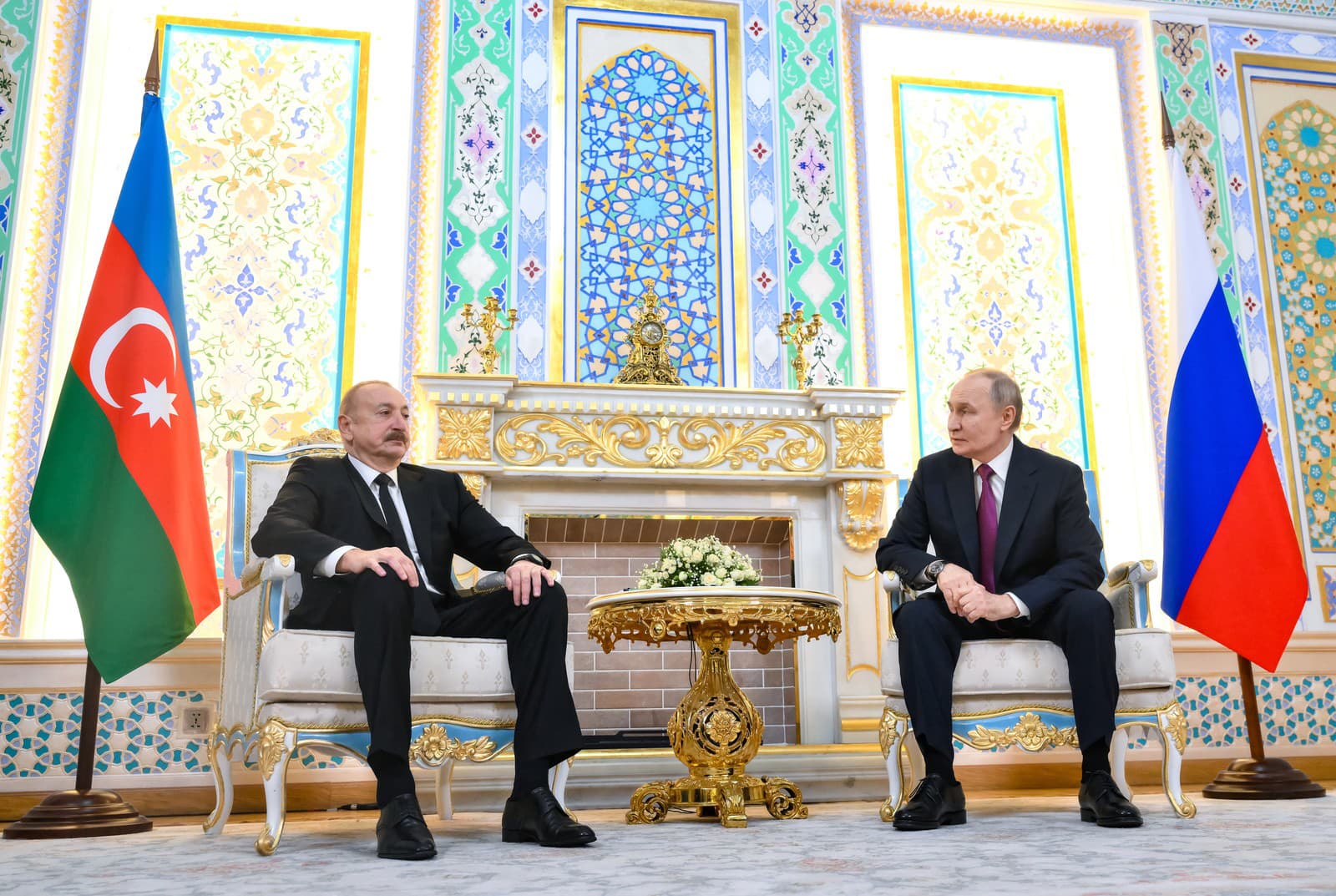 Ruský prezident Vladimir Putin a hlava Azerbajdžanu Ilham Alijev na spoločnom stretnutí lídrov v Dušanbe