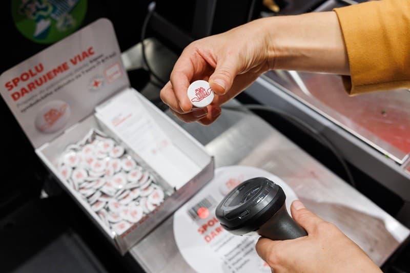 Aj kúpa symbolického odznaku v hodnote jedného eura môže do rodín v núdzi priniesť teplú večeru 