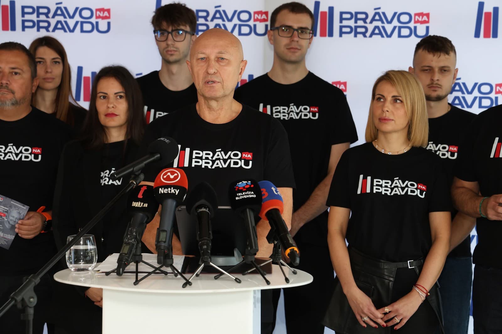 Do politického ringu vstupuje