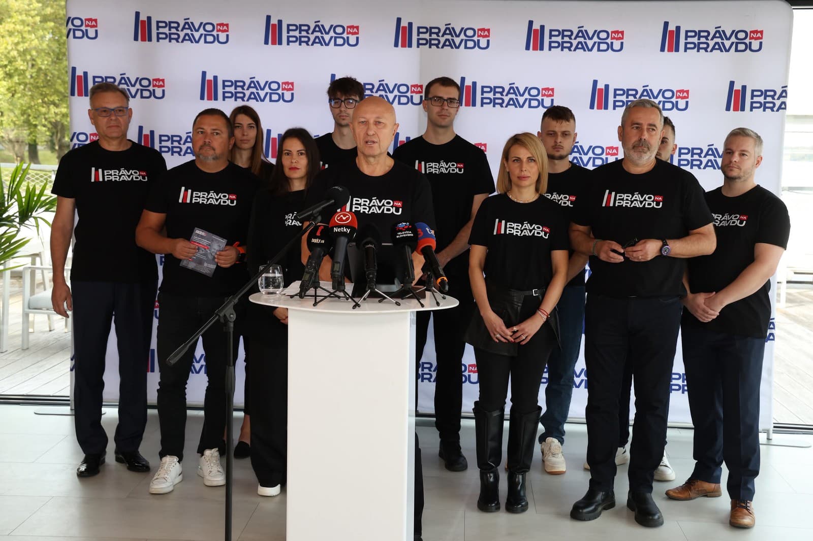 Do politického ringu vstupuje