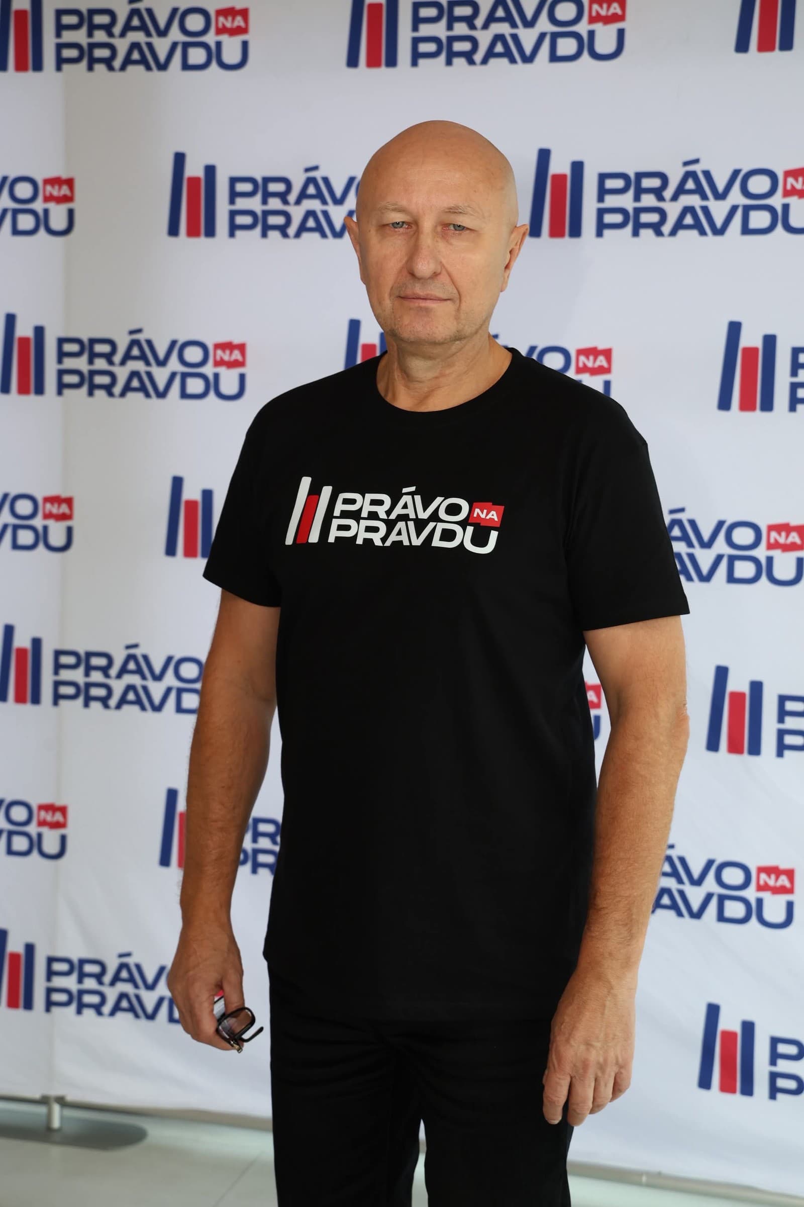 Do politického ringu vstupuje