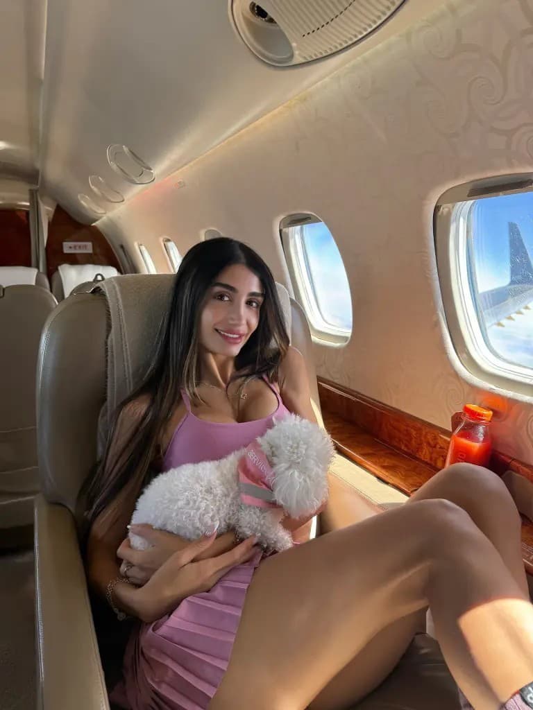 Sexi modelka zvádzala starších