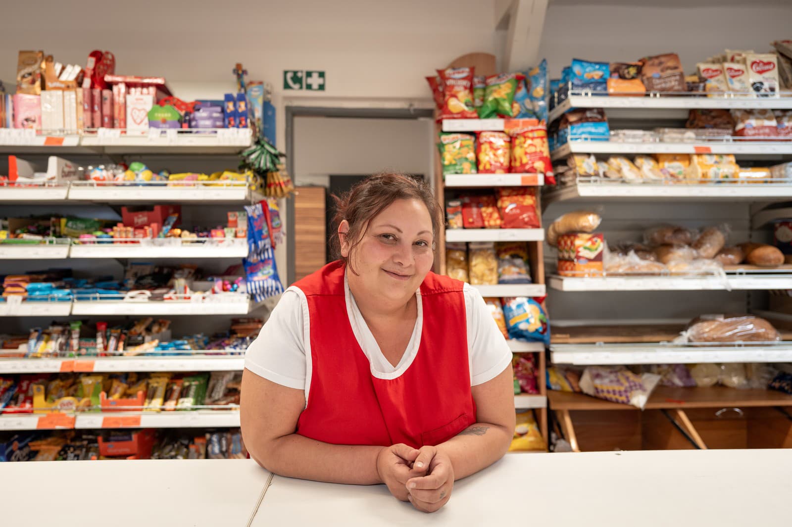 Hrdá a pracovitá Anna Pačajová pri pulte predajne v Telgárte na Horehroní, kde pôsobí ako zástupkyňa vedúcej. 