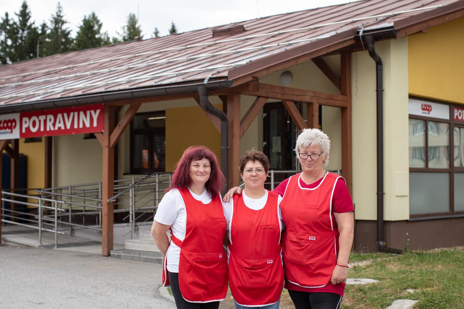 Tri predavačky v najvyššie položenej COOP Jednote na Slovensku v Lome nad Rimavicou. 