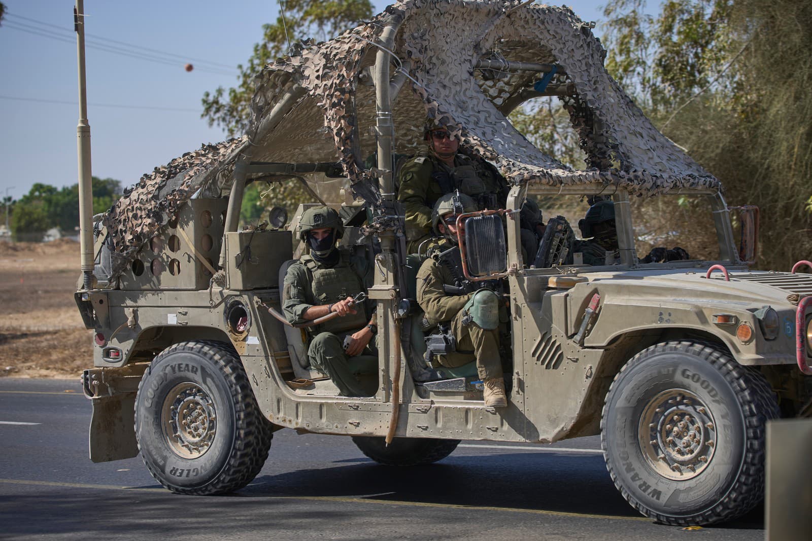 Izraelské vojenské vozidlo jazdí neďaleko vojenskej základne v Kibuci Reim v južnom Izraeli.