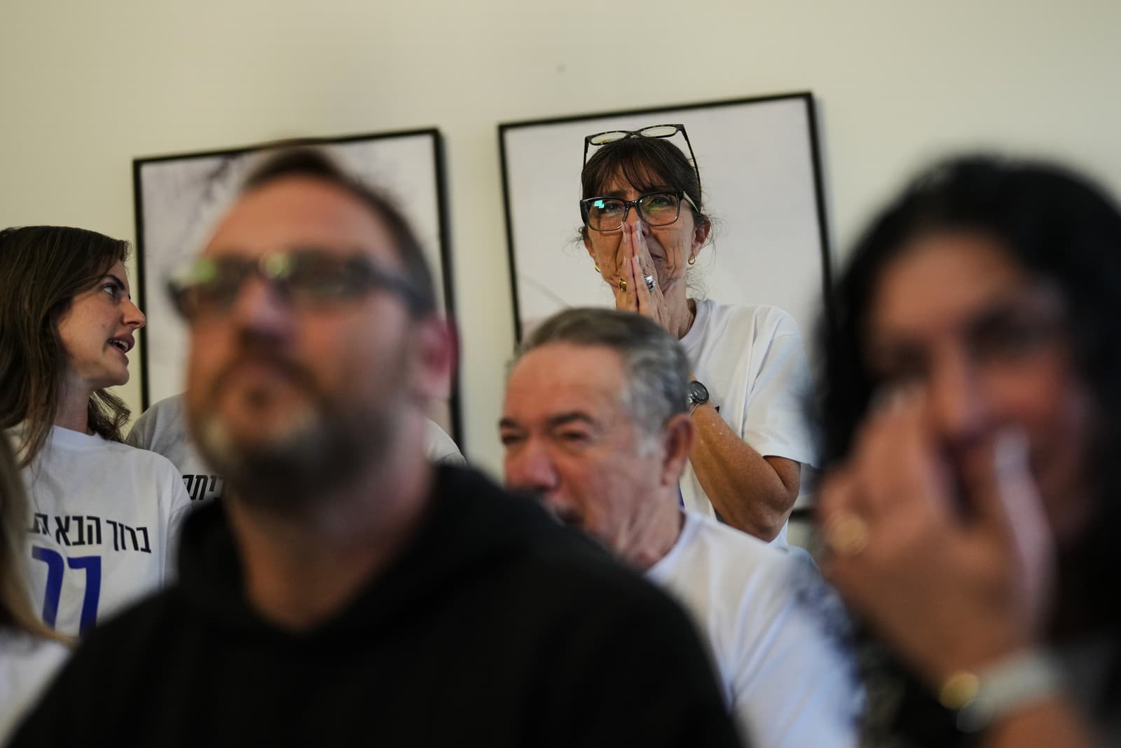 Rodina a priatelia izraelského rukojemníka Bara Kupersteina reagujú pri sledovaní priameho prenosu prepustenia rukojemníkov zo zajatia Hamasu v Gaze v izraelskom meste Holon.