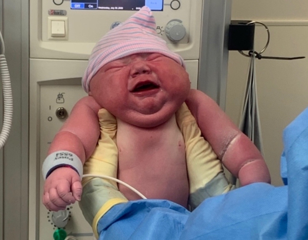 Mamička z USA porodila bábätko s váhou, akú nemocnica nevidela celé roky.