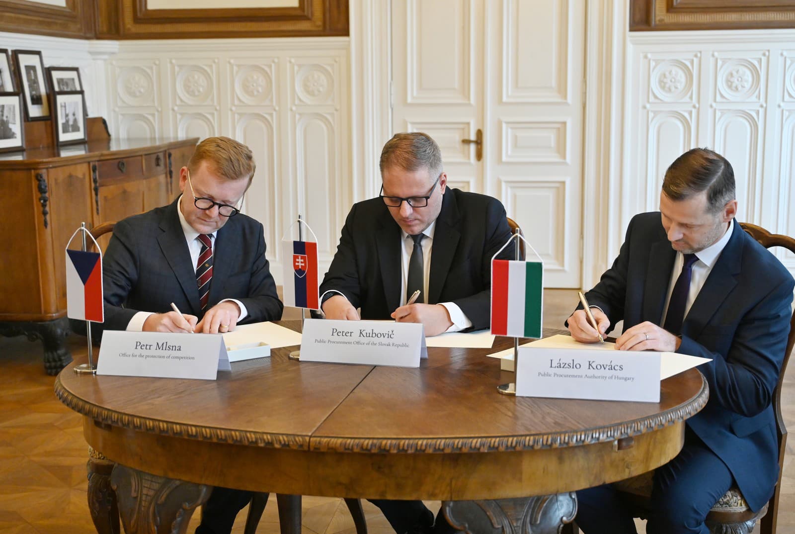 Zľava predseda pre ochranu hospodárskej súťaže Českej republiky Petr Mlsna, predseda Úradu pre verejné obstarávanie Slovenskej republiky Peter Kubovič a predseda Úradu pre verejné obstarávanie Maďarska Lászlo Kovács