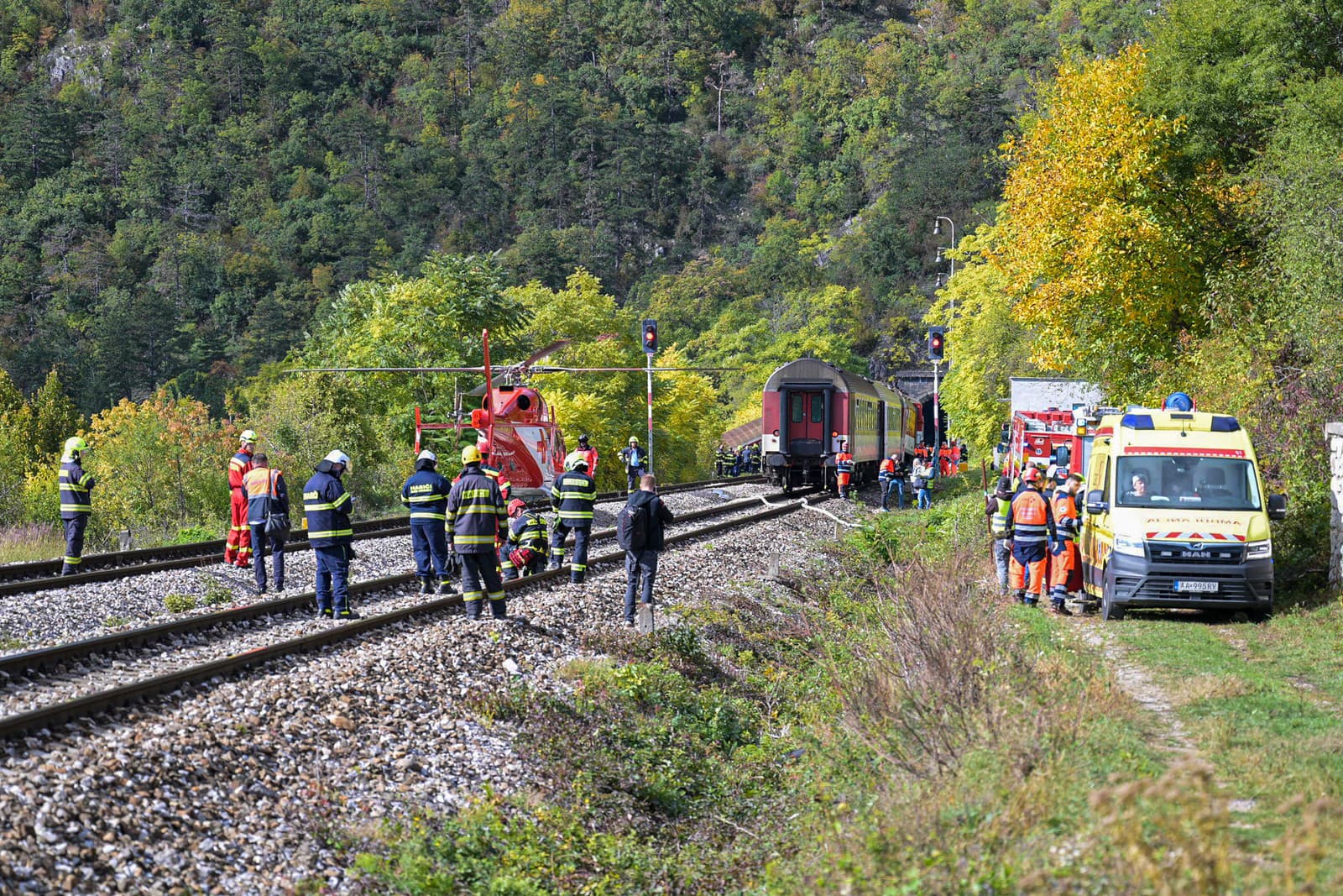 Na snímke príslušníci záchranných zložiek zasahujú po zrážke dvoch rýchlikov, ku ktorej došlo v katastri obce Jablonov nad Turňou v okrese Rožňava