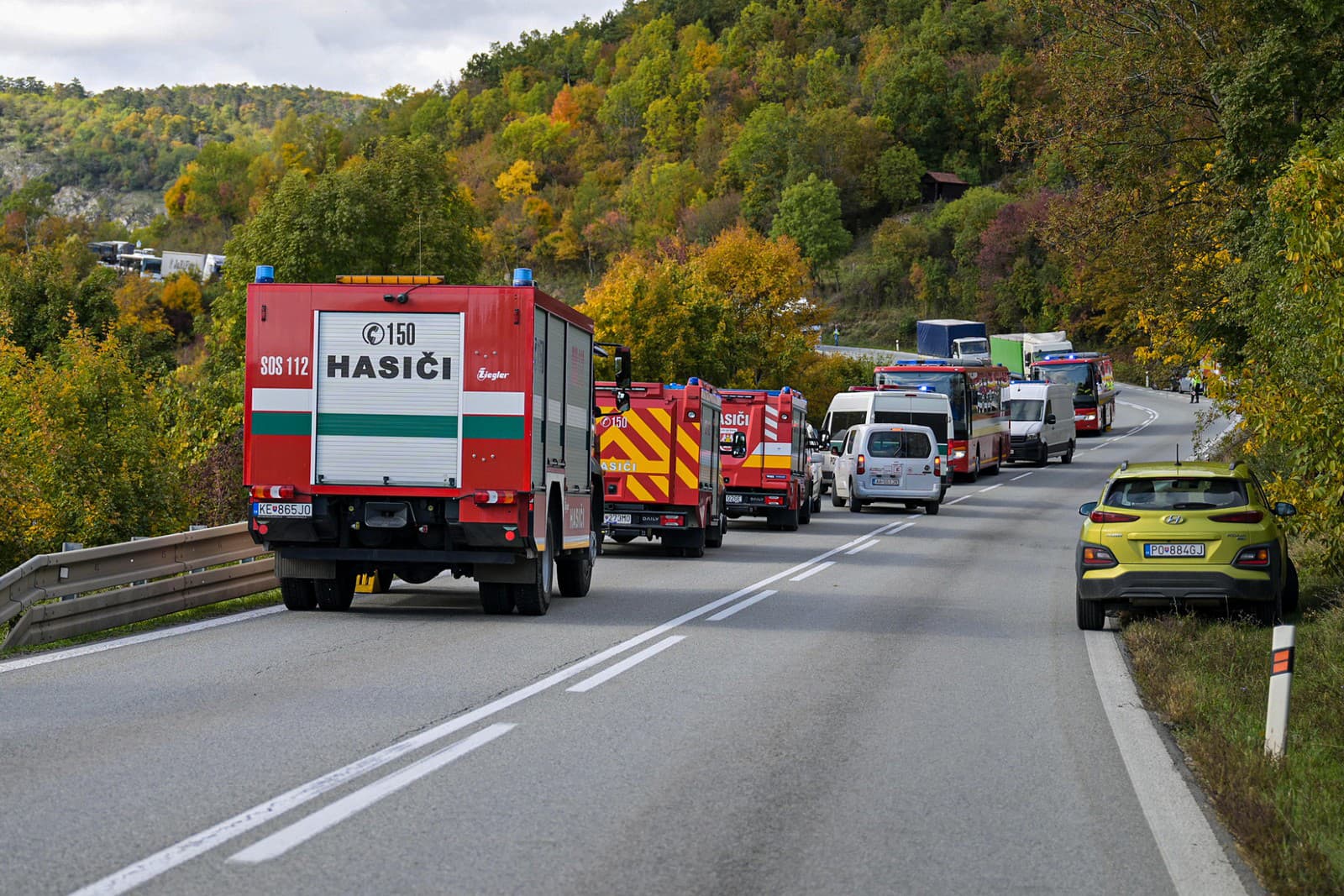 Na snímke príslušníci záchranných zložiek zasahujú po zrážke dvoch rýchlikov, ku ktorej došlo v katastri obce Jablonov nad Turňou v okrese Rožňava