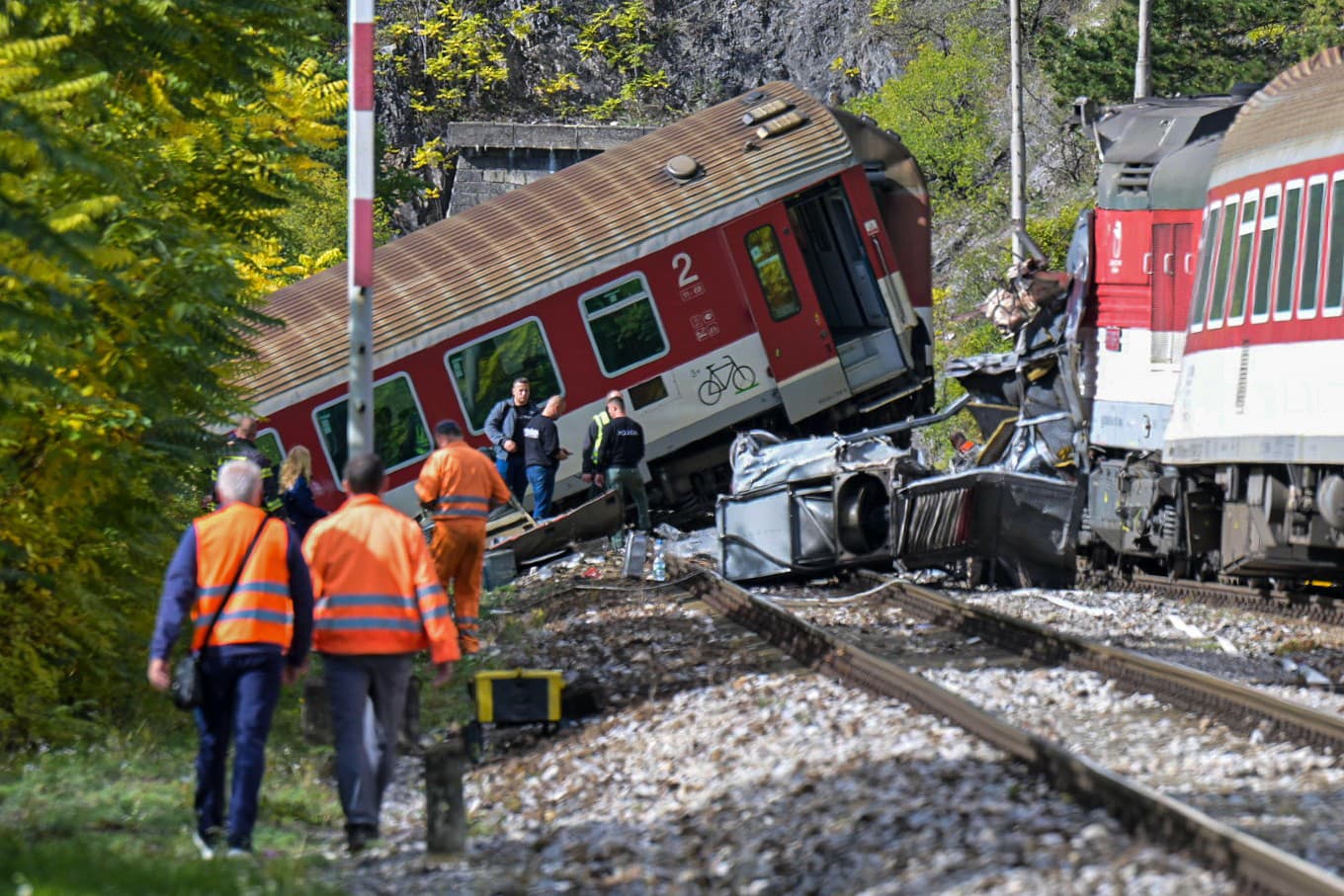 Na snímke príslušníci záchranných zložiek zasahujú po zrážke dvoch rýchlikov, ku ktorej došlo v katastri obce Jablonov nad Turňou v okrese Rožňava