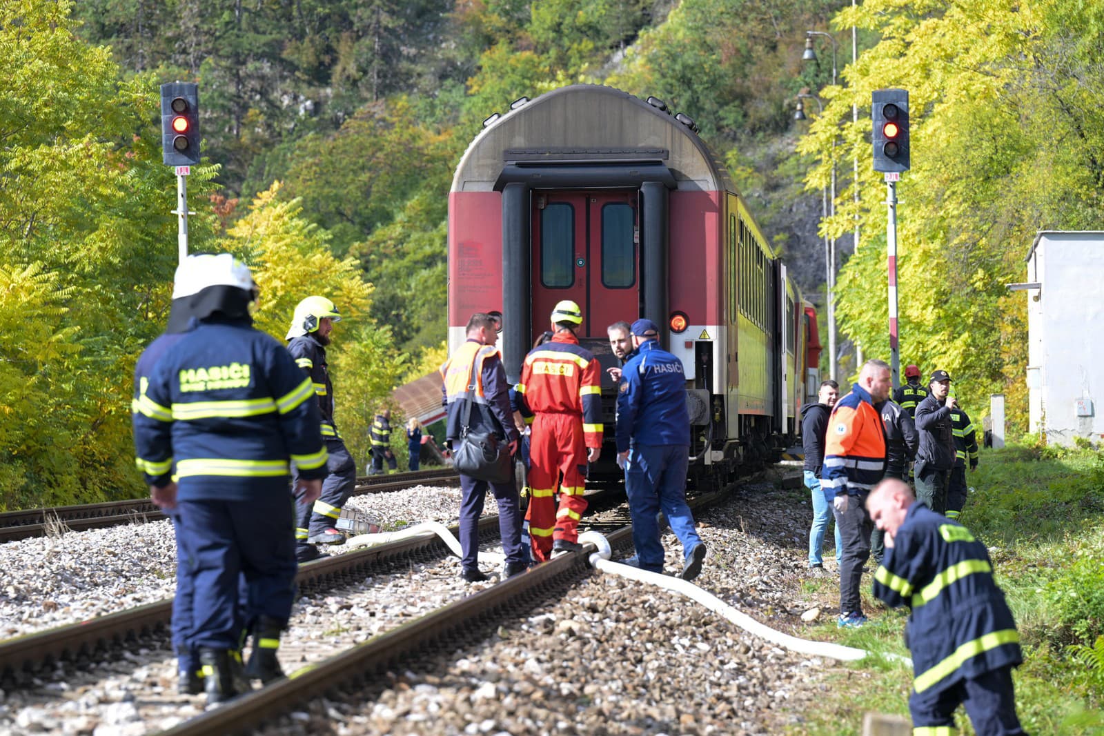 Na snímke príslušníci záchranných zložiek zasahujú po zrážke dvoch rýchlikov, ku ktorej došlo v katastri obce Jablonov nad Turňou v okrese Rožňava