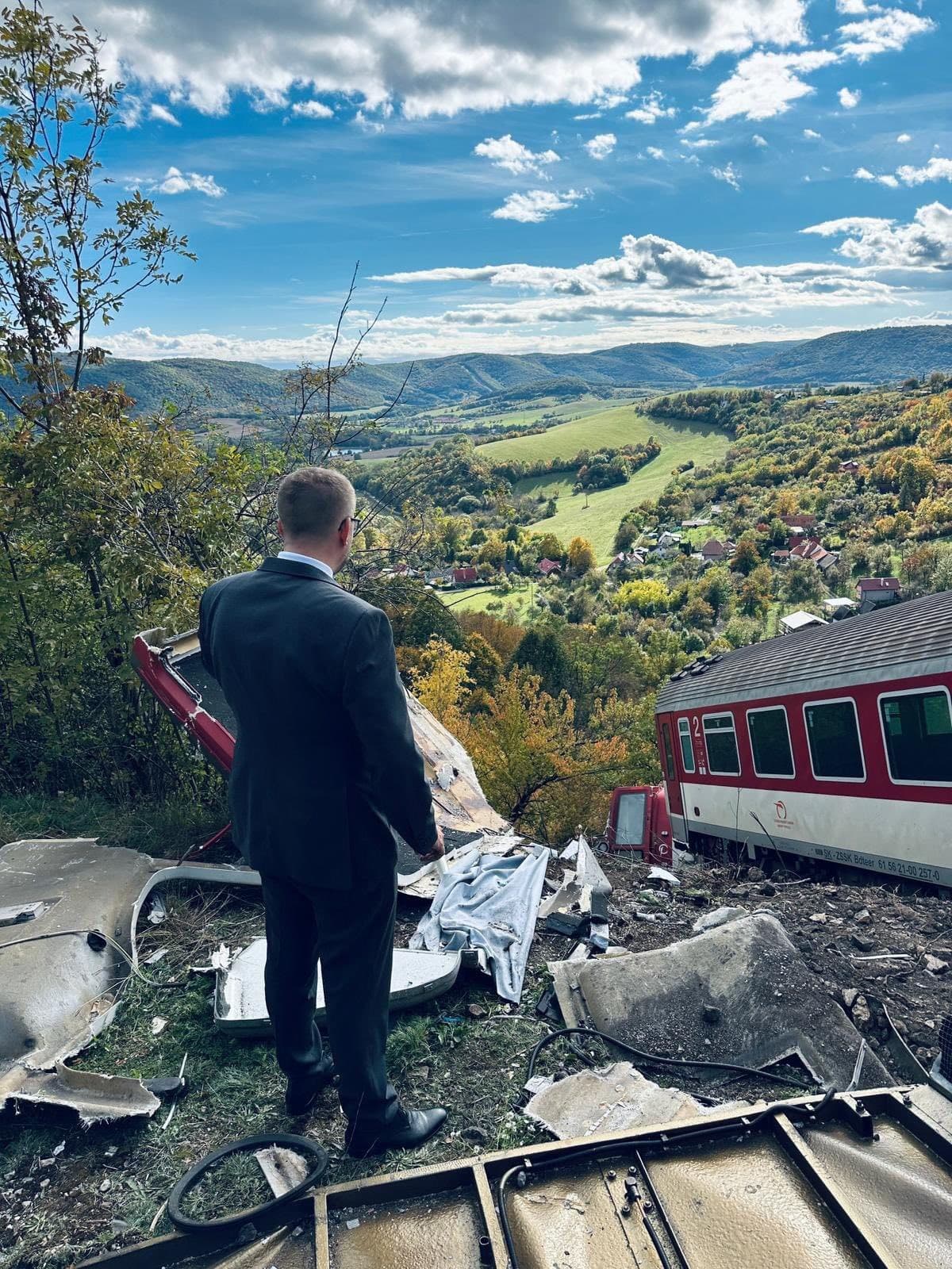 Kamil Šaško na mieste vlakového nešťastia